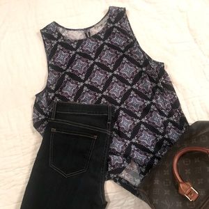 Cute Navy Medallion Sleeveless Top - Size Large